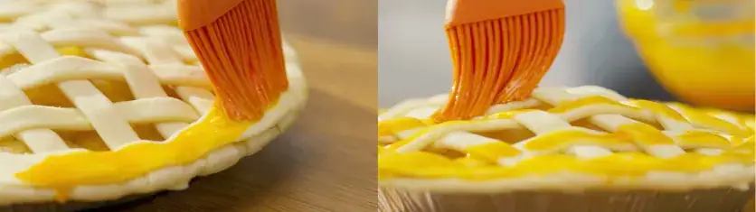 Gros plan d'un pinceau à pâtisserie appliquant un lavis d'œuf sur une croûte de tarte en treillis afin de créer une texture et de mettre l'accent sur les détails dans un montage rapide.