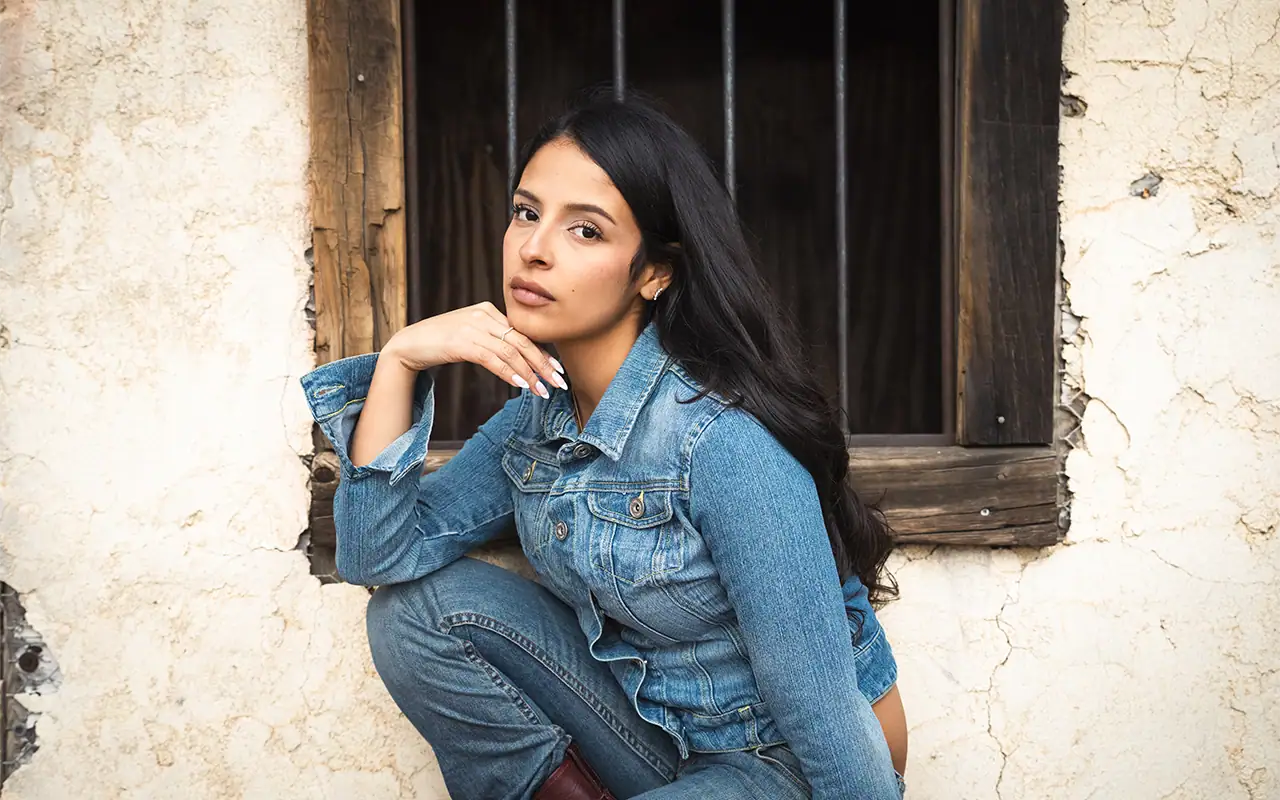 Retrato de uma mulher fotografada com uma lente de zoom padrão, mostrando uma perspectiva lisonjeira e uma separação suave do plano de fundo.