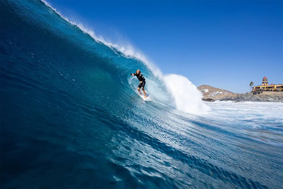 Photographie de surf d'un surfeur sur une vague bleue près de la plage de Cerritos en Basse-Californie.