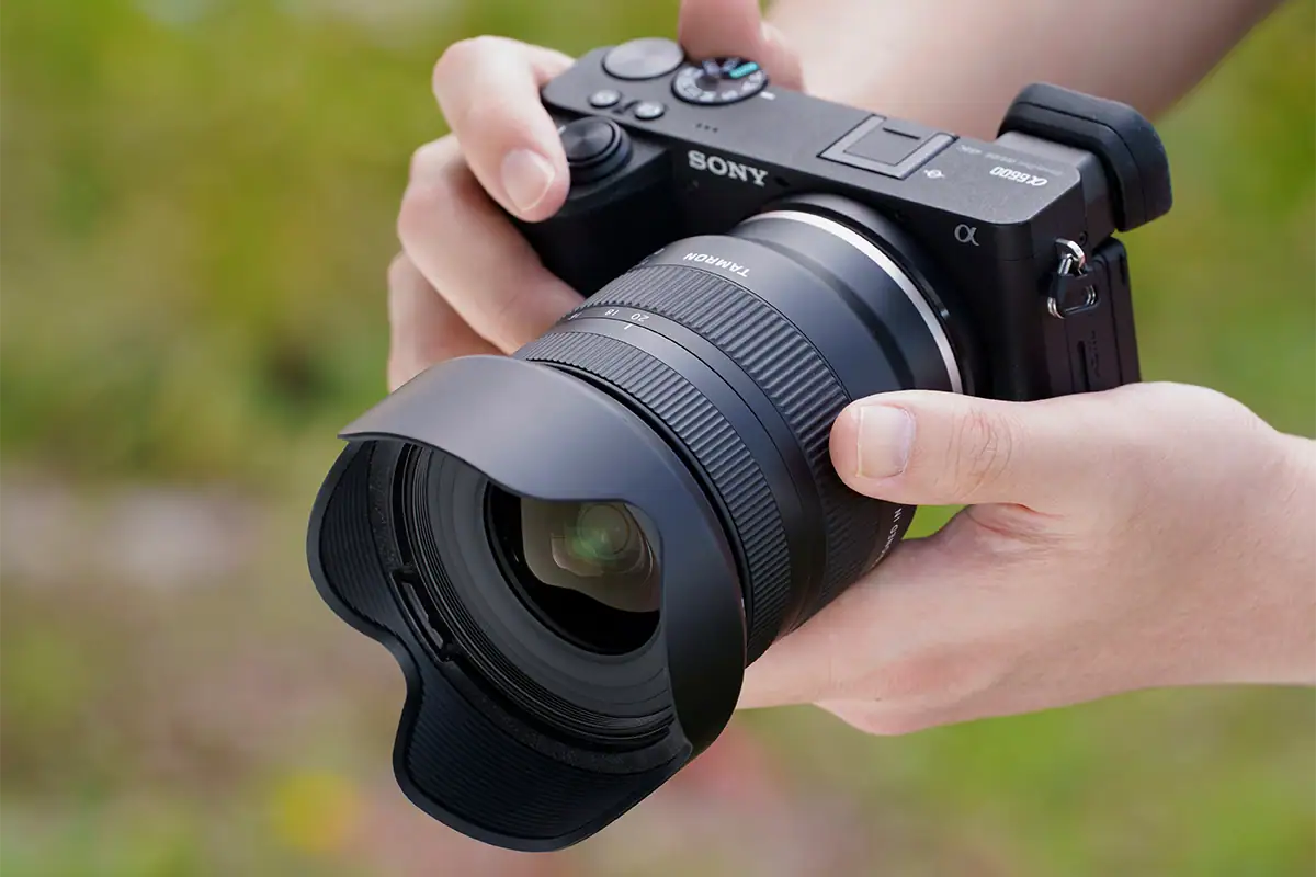 Lente Tamron 11-20 mm F/2.8 Di III-A RXD (modelo B060) montado en una cámara sin espejo Sony APS-C en exteriores.