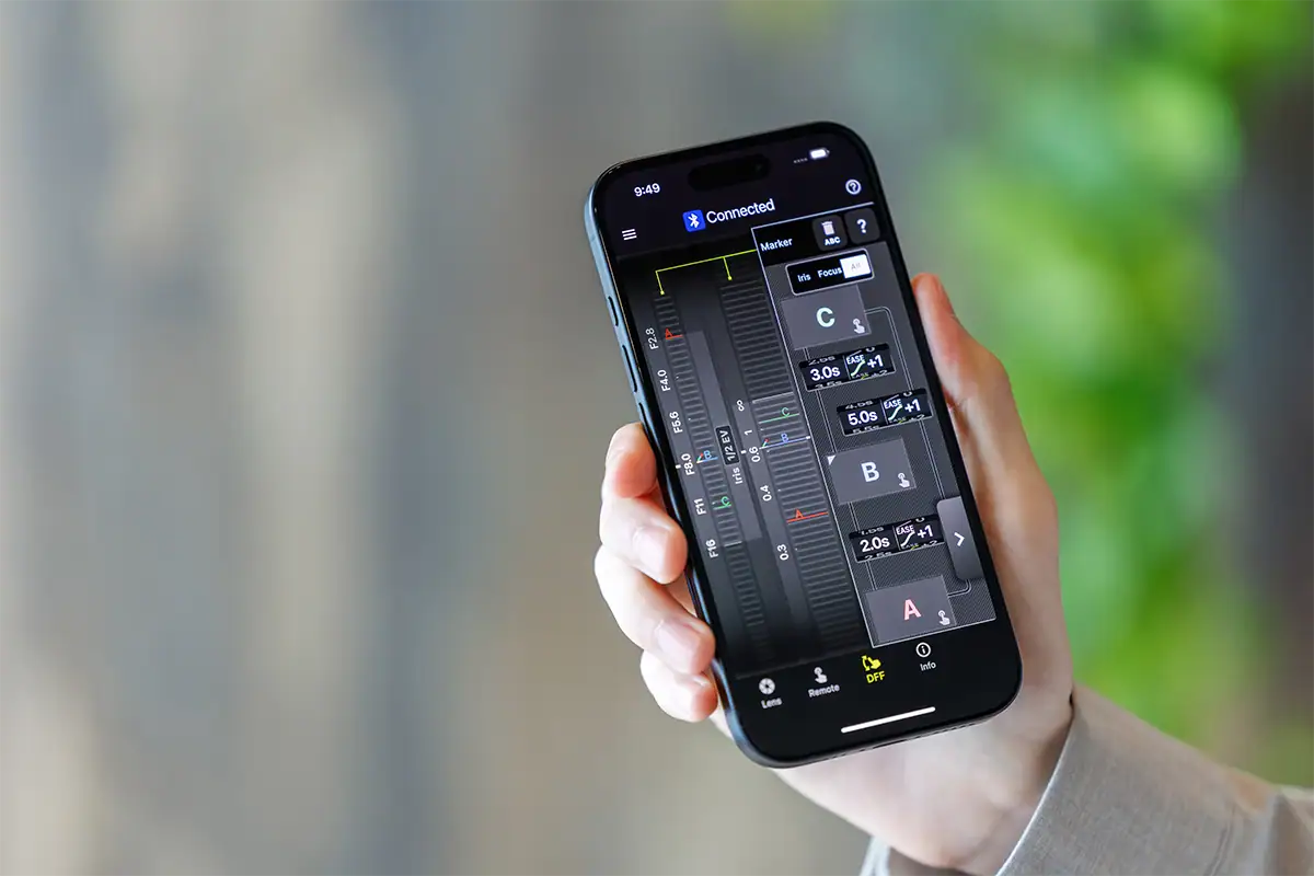Aplicación Tamron Lens Utility Mobile mostrada en la pantalla de un teléfono inteligente con los controles de personalización de los objetivos para objetivos Sony con montura E.