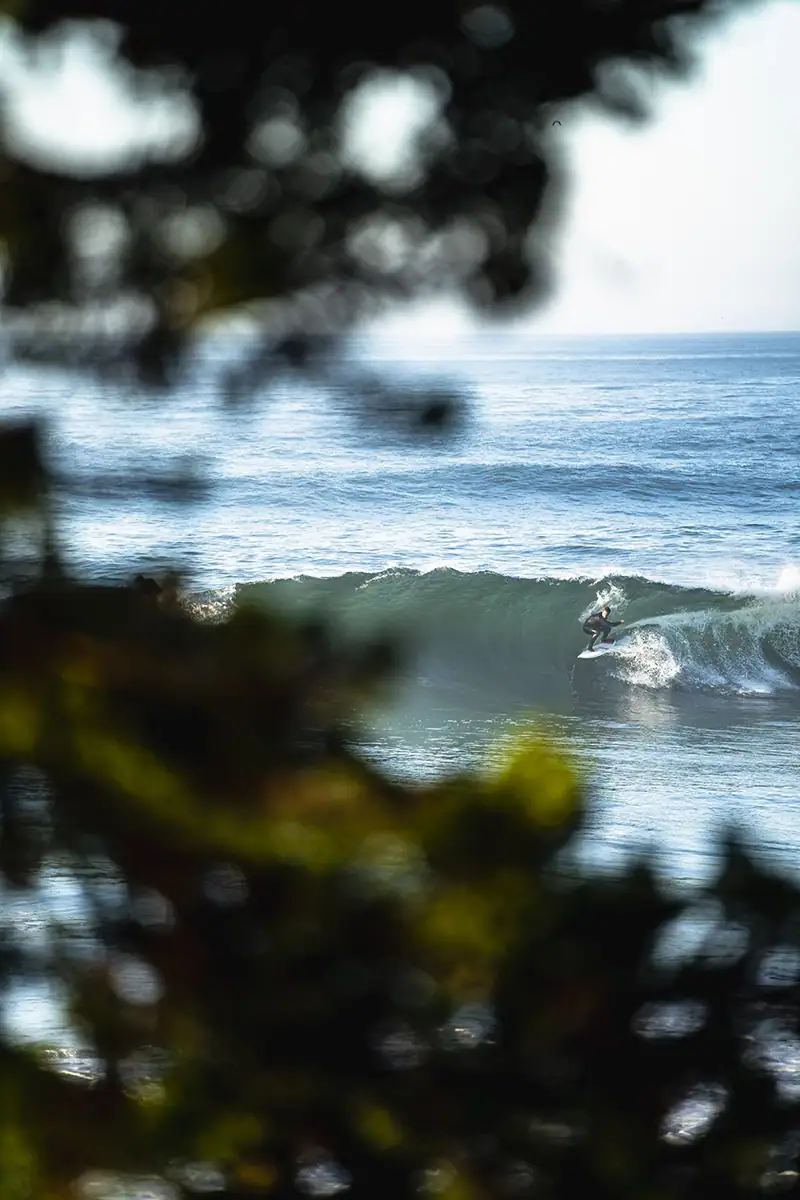 Photographie de surf d'un surfeur sur une vague océanique déferlante près de Santa Cruz, en Californie.