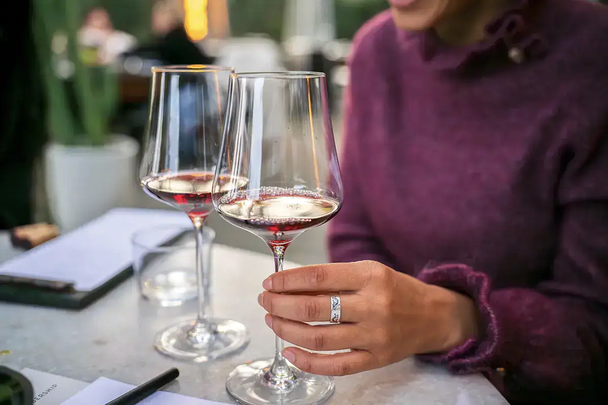 Verres à vin lors d'une dégustation photographiés avec l'objectif Tamron 35-100mm F/2.8 Di III VXD pendant des vacances.