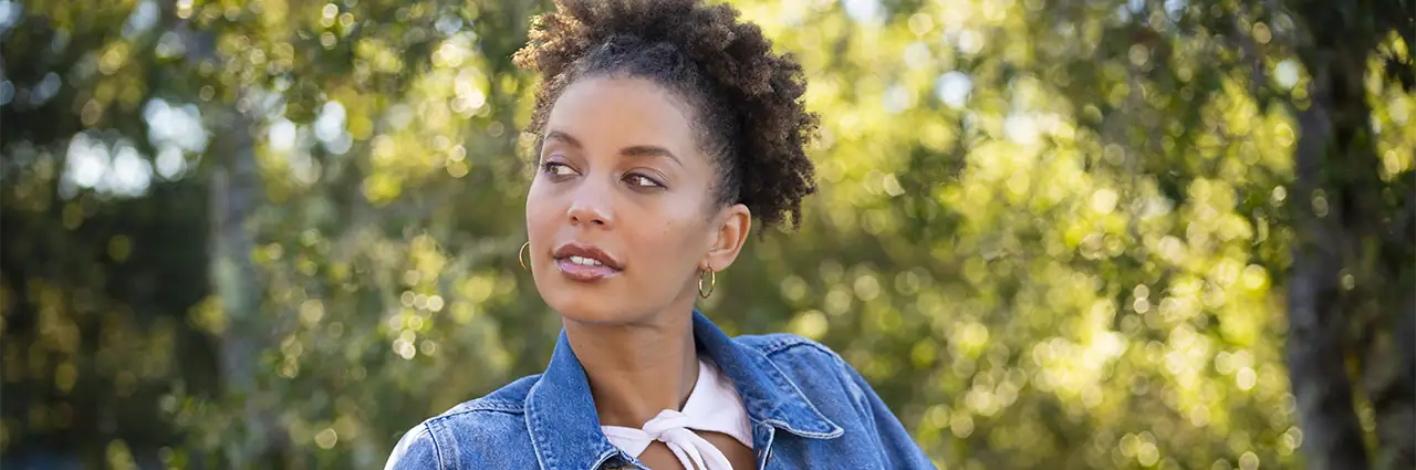 Portrait d'une femme en extérieur photographiée avec l'objectif Tamron 35-100mm F/2.8 Di III VXD lors d'un séjour dans un domaine viticole.