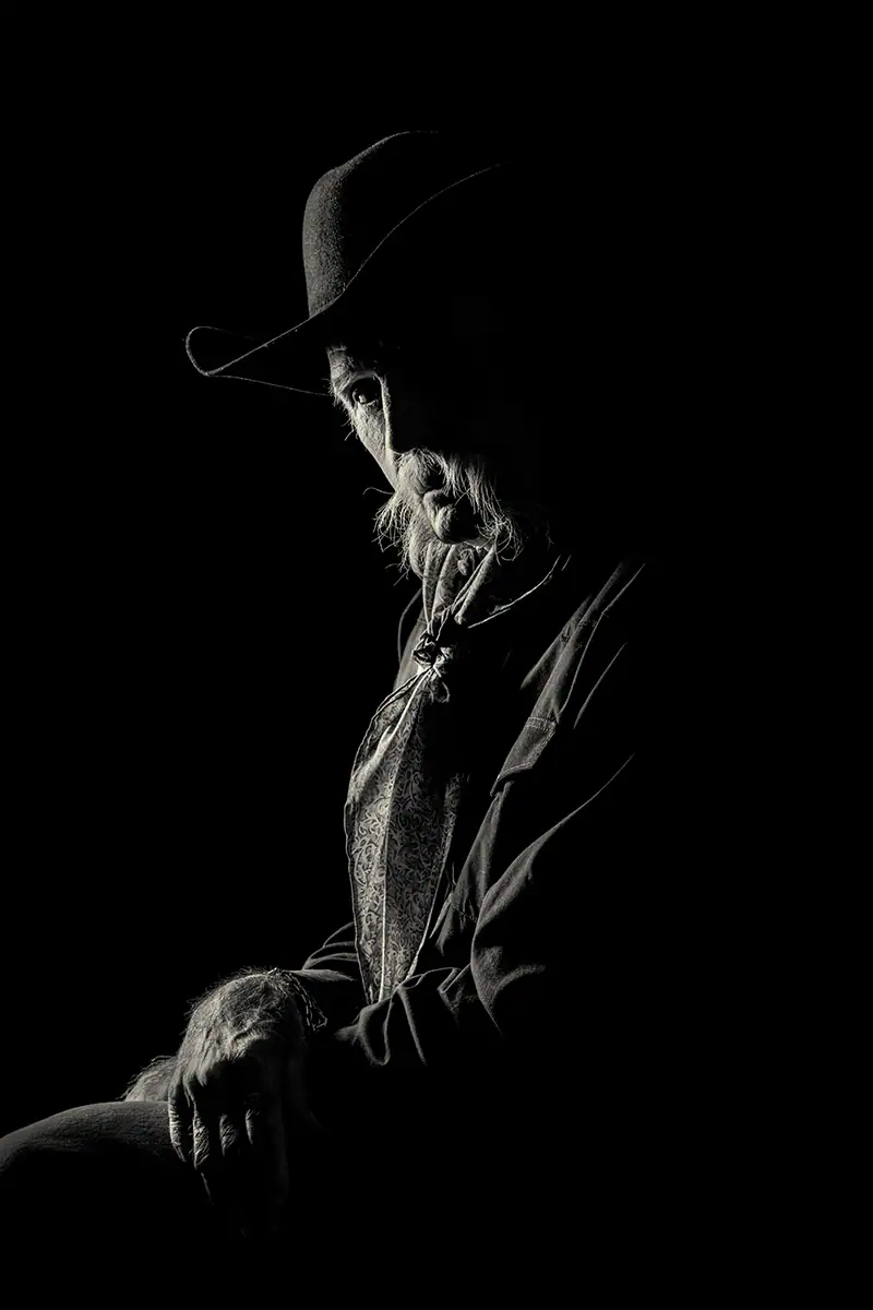 Retrato em preto e branco de um caubói.