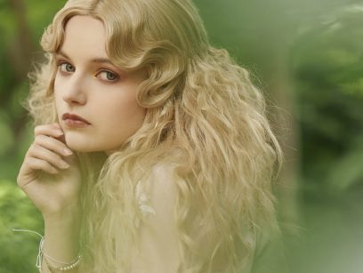 Um retrato em close-up de uma mulher com longos cabelos loiros.