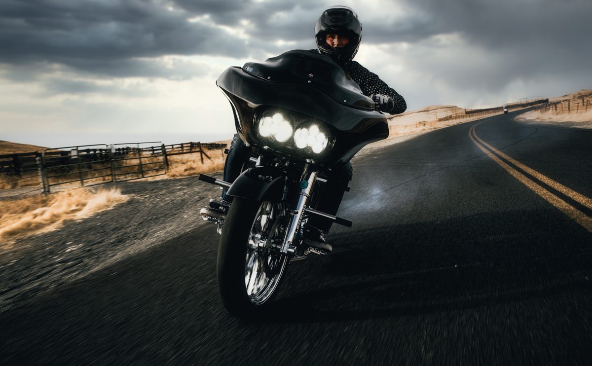 Motocycliste circulant sur une route de campagne.