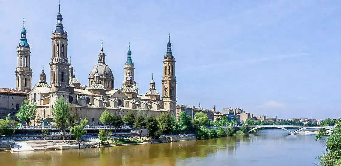 Zaragoza-Basilica-del-Pilar-y-rio-Ebro
