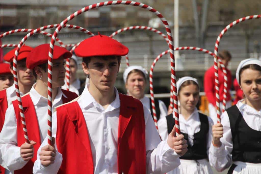 txapelgorris-dantza-euskal-herria