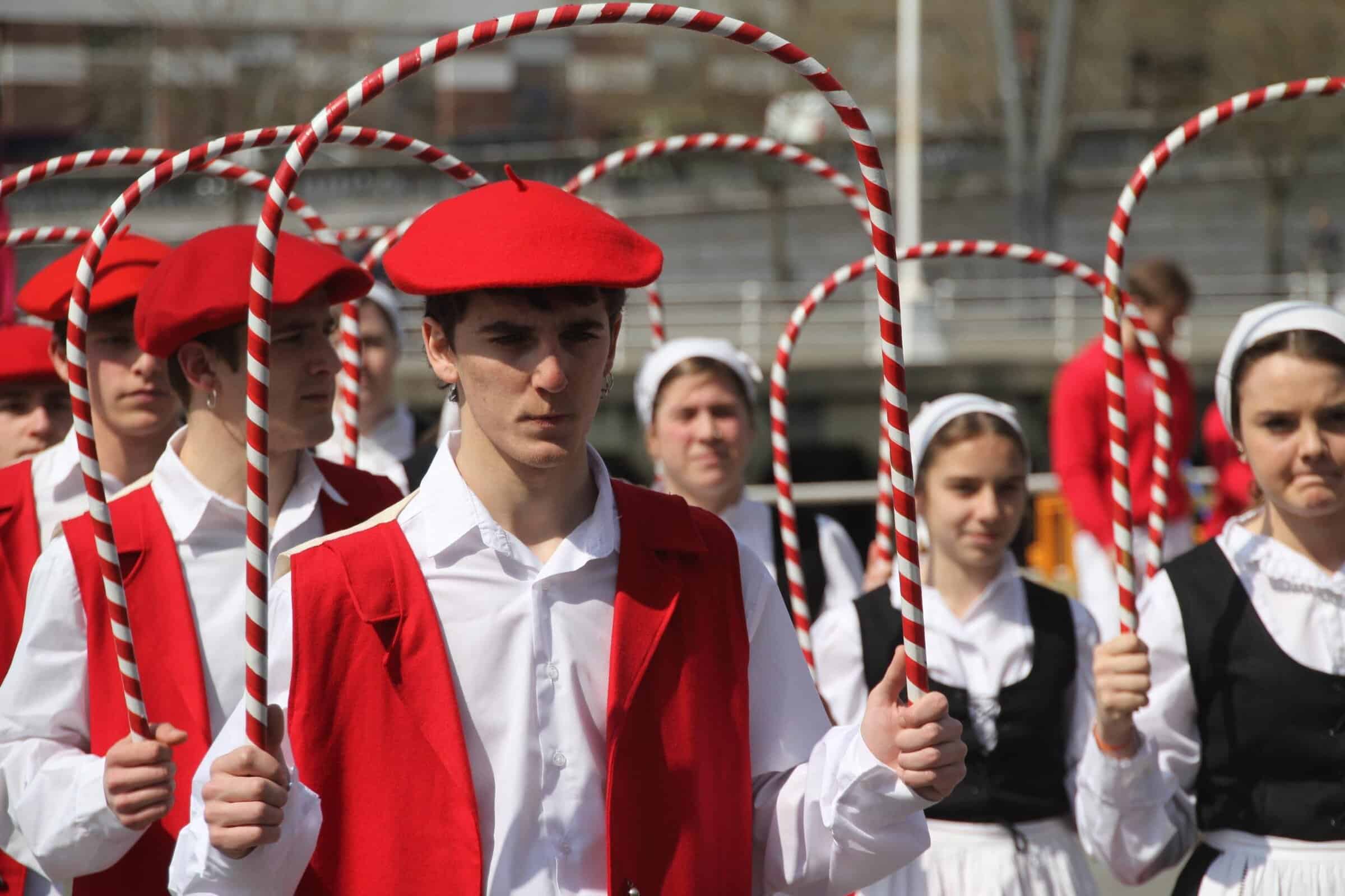 txapelgorris-dantza-euskal-herria