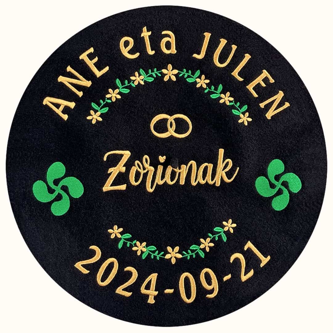 Txapela boda personalizada hilo oro y verde con nombres, lazos de flores, fecha, alianzas y lauburus