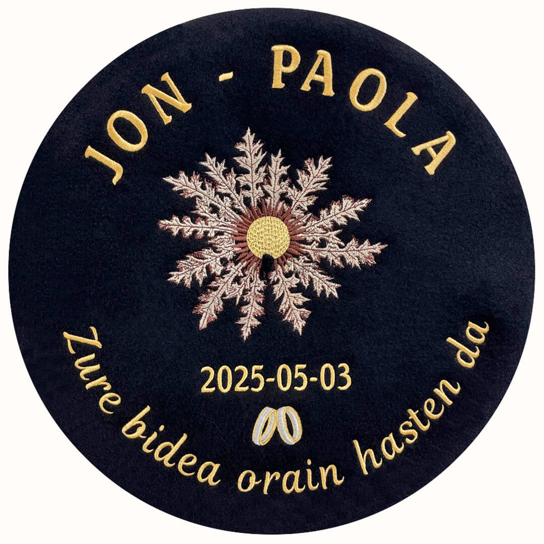 Txapela para boda con alianzas, fecha, nombres, frase y eguzkilore hilo color oro
