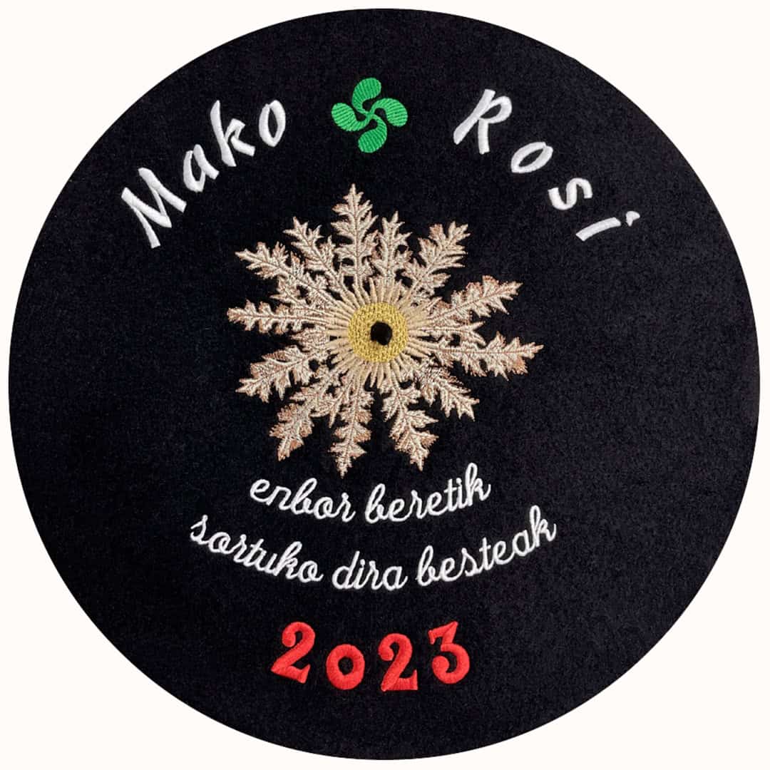 Txapela personalizada para boda con bordado eguzkilore, nombres, alianzas y fecha