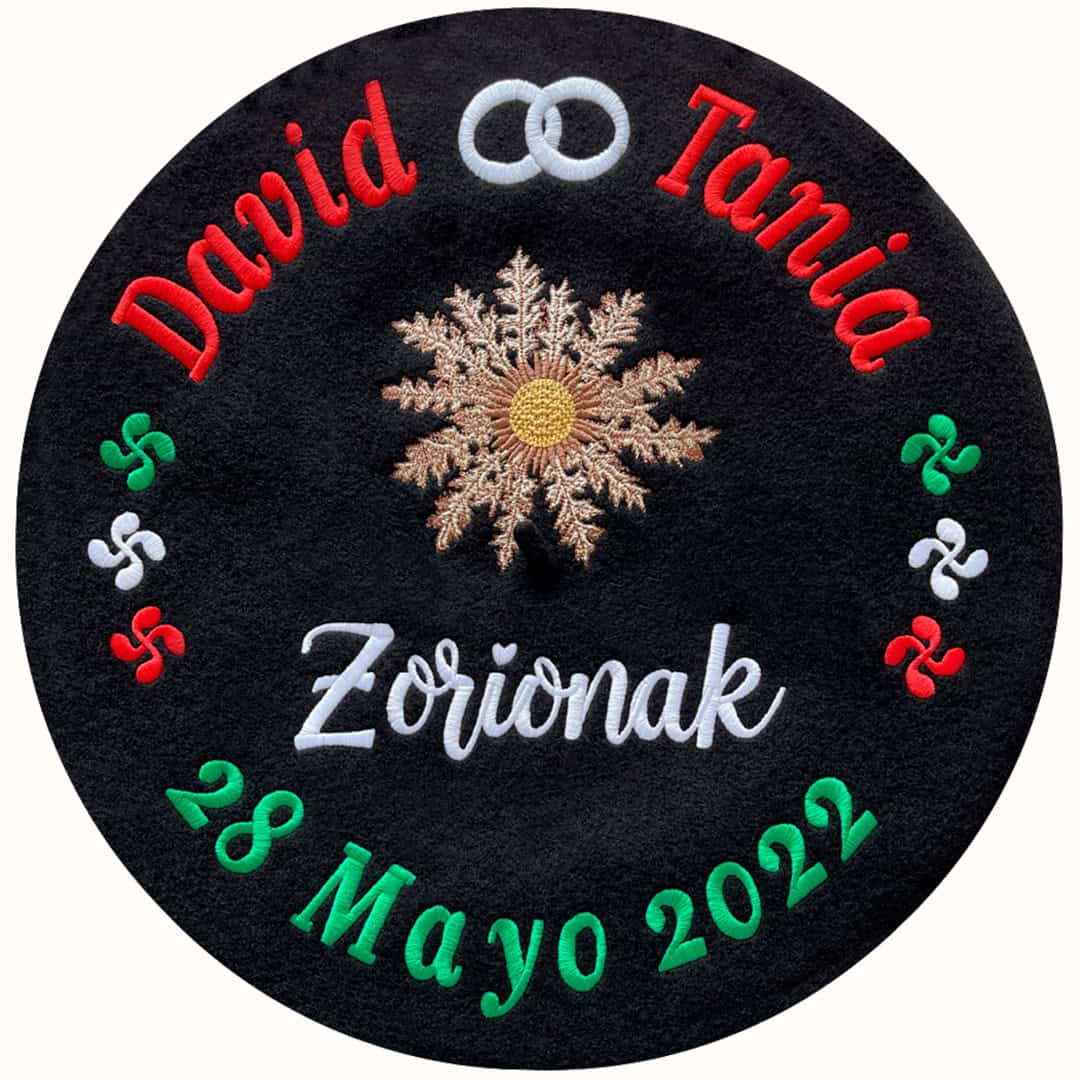Txapela personalizada para boda bordada con símbolos, fecha, nombre, zorionak y alianza