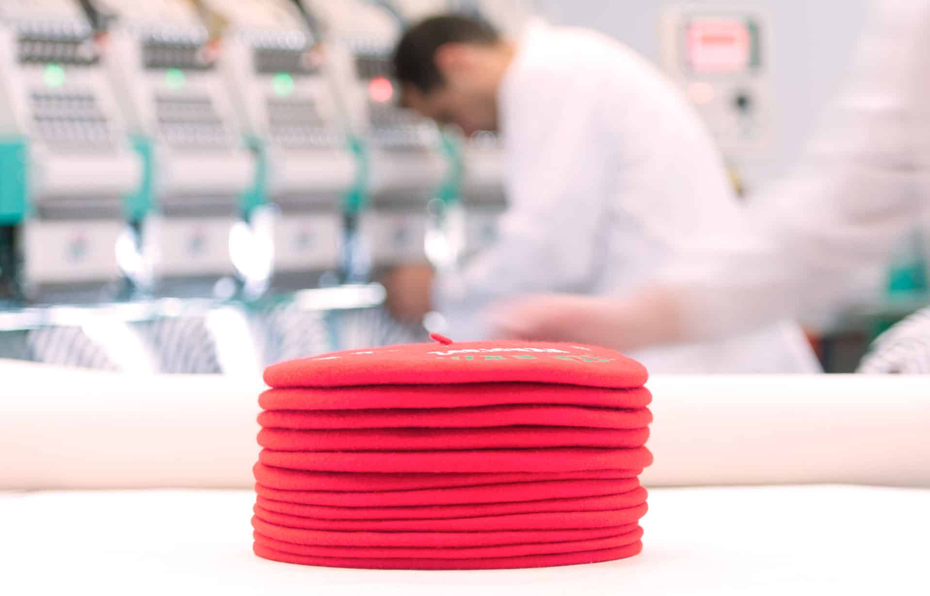 Contenedores de silicona rojos para cocina, ideales para cocinar y guardar alimentos con seguridad.