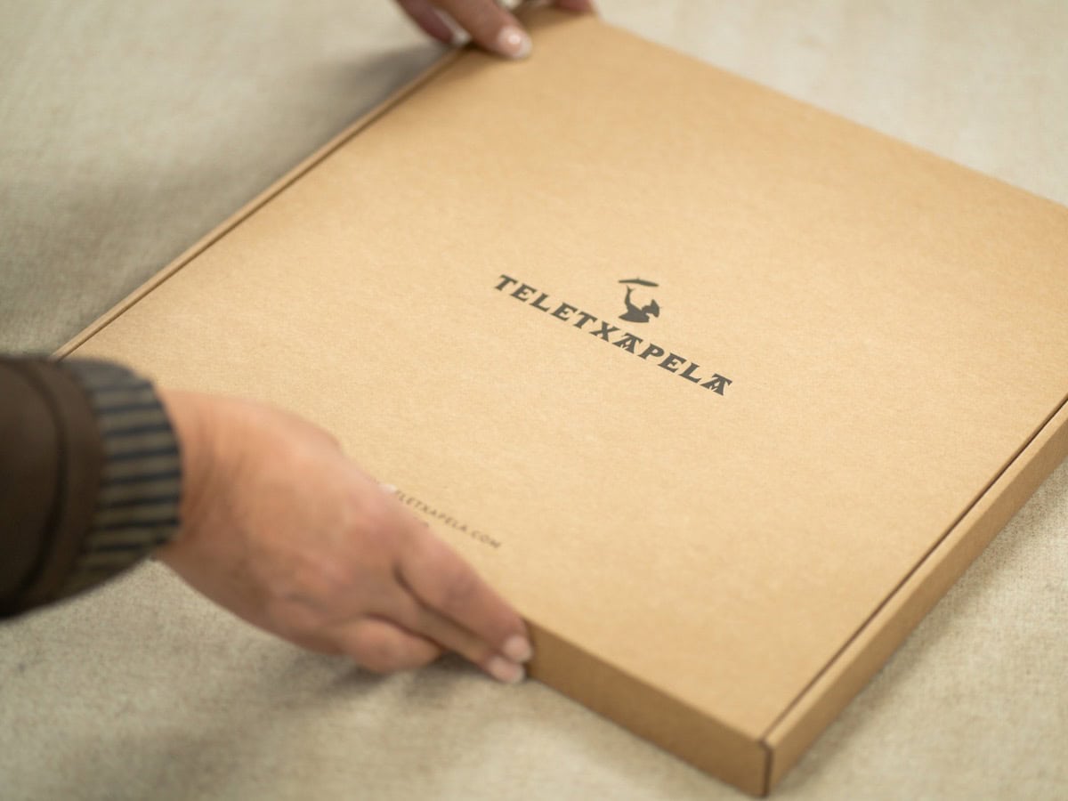 Elegante caja de presentación de txapela personalizada por Teletxapela