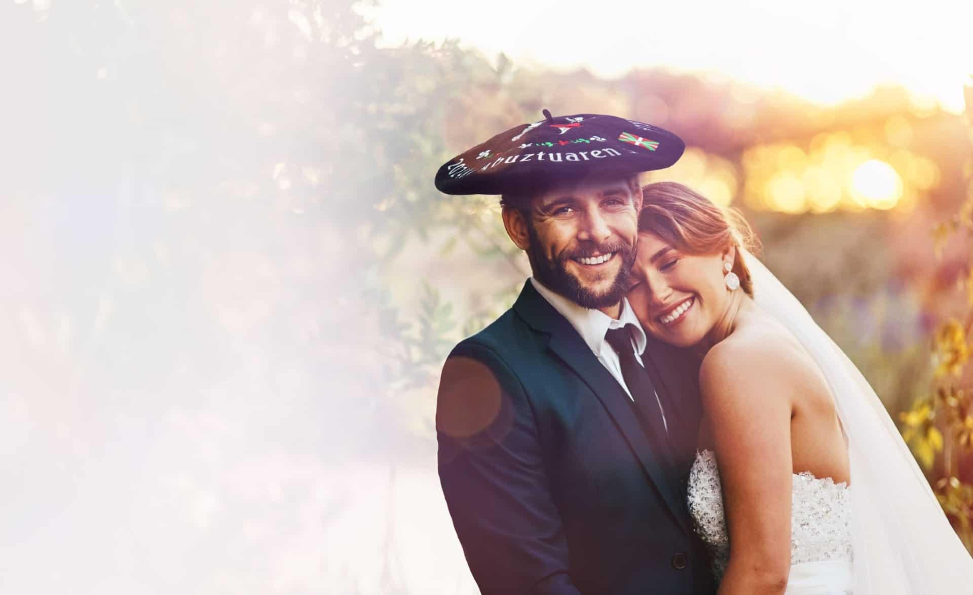 Novio con txapela abrazado a la novia