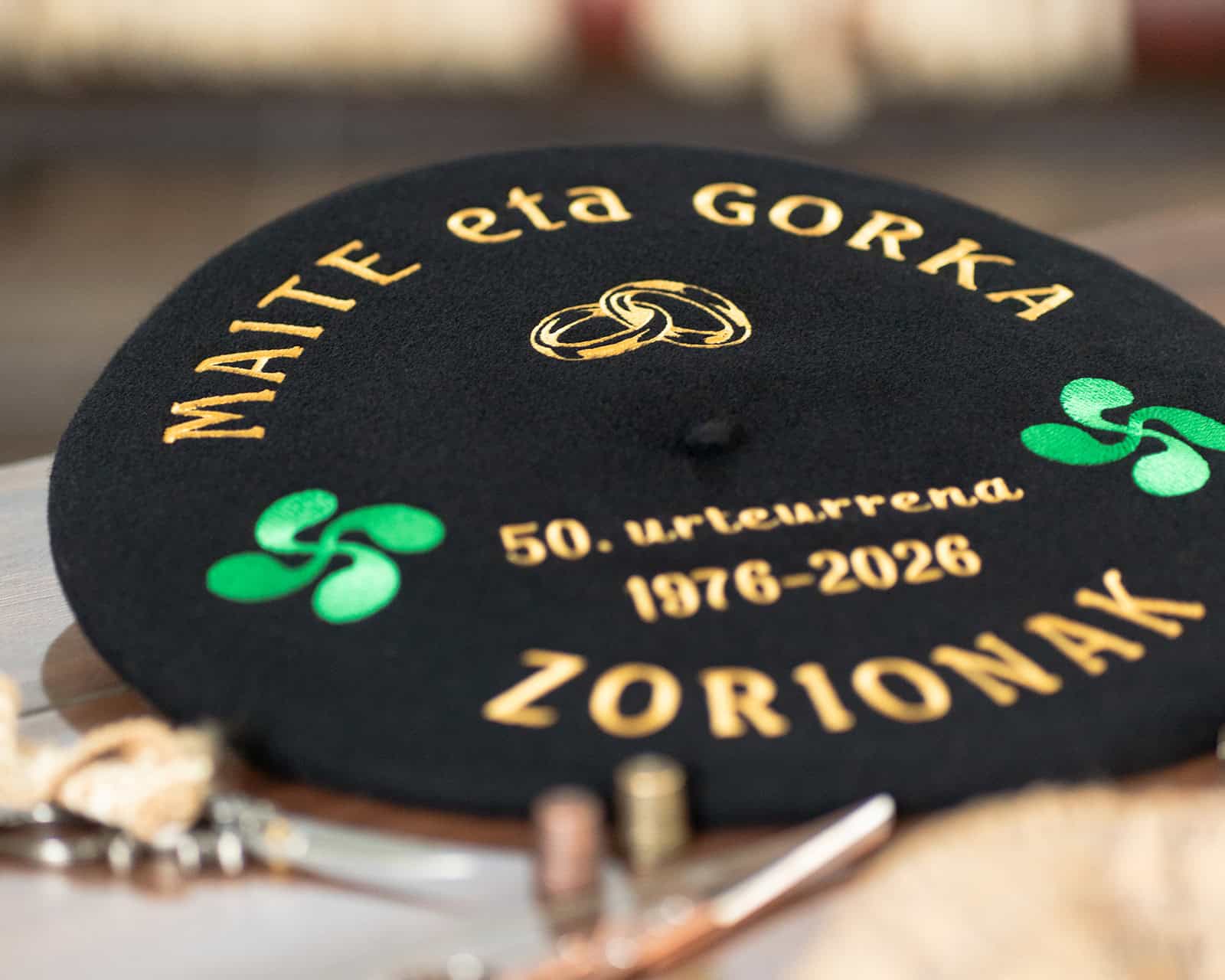 txapela personalizada 50 urteurrena colores oro y verde