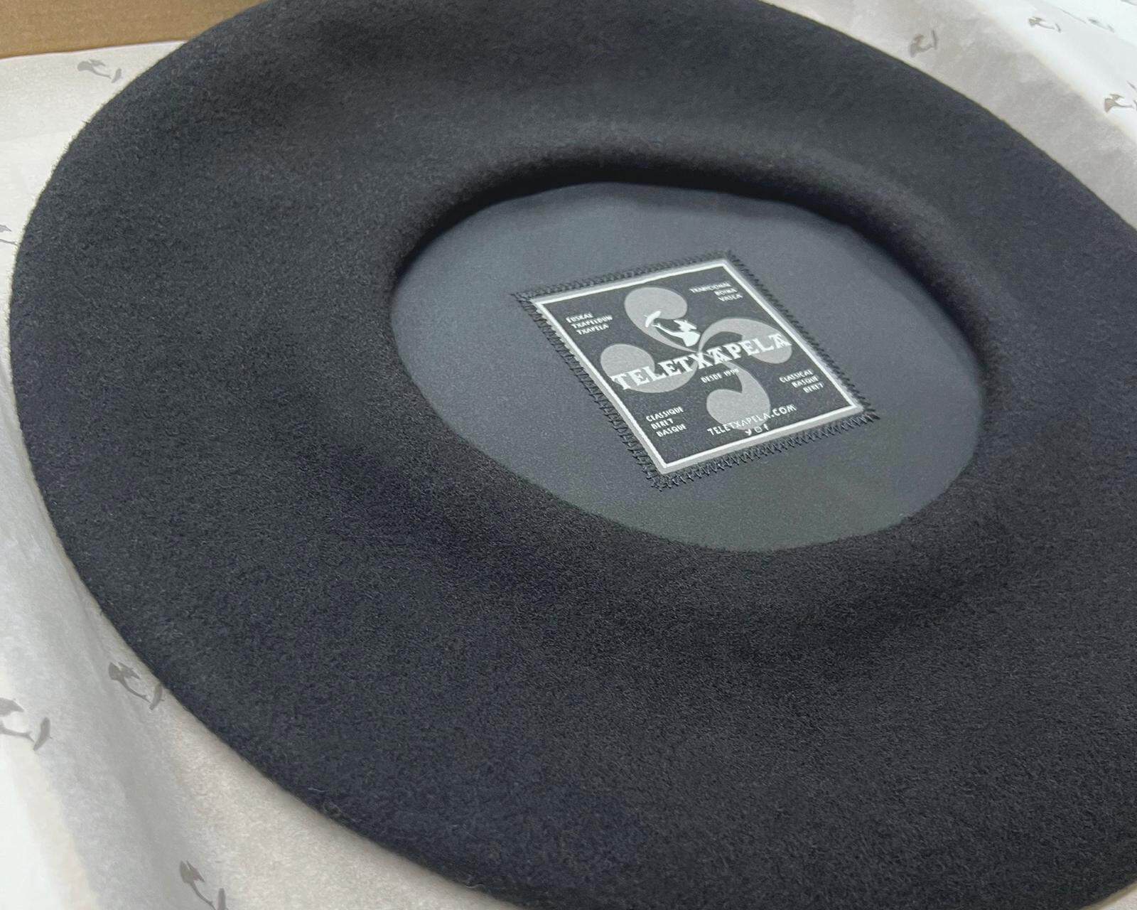 Verificación del forro interior con etiqueta cosida, limpio, bien estirado para dar confort y un acabado cuidado a la pieza