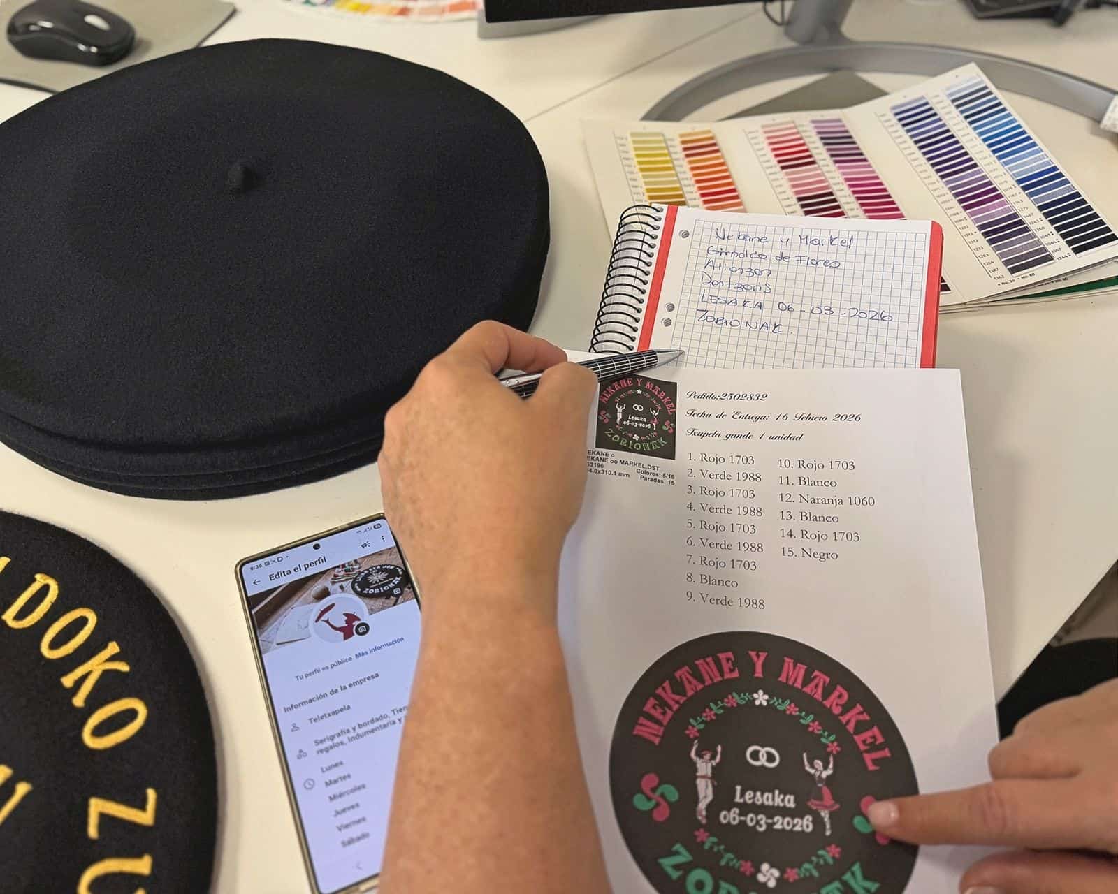 Preparación de un encargo de txapela personalizada con diseño, colores y atención directa en Teletxapela