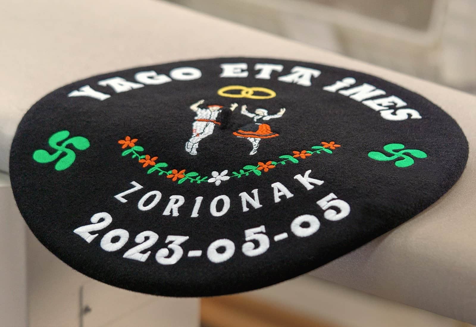Txapela bordada sobre paño con cuerpo, caída natural y bordado bien asentado