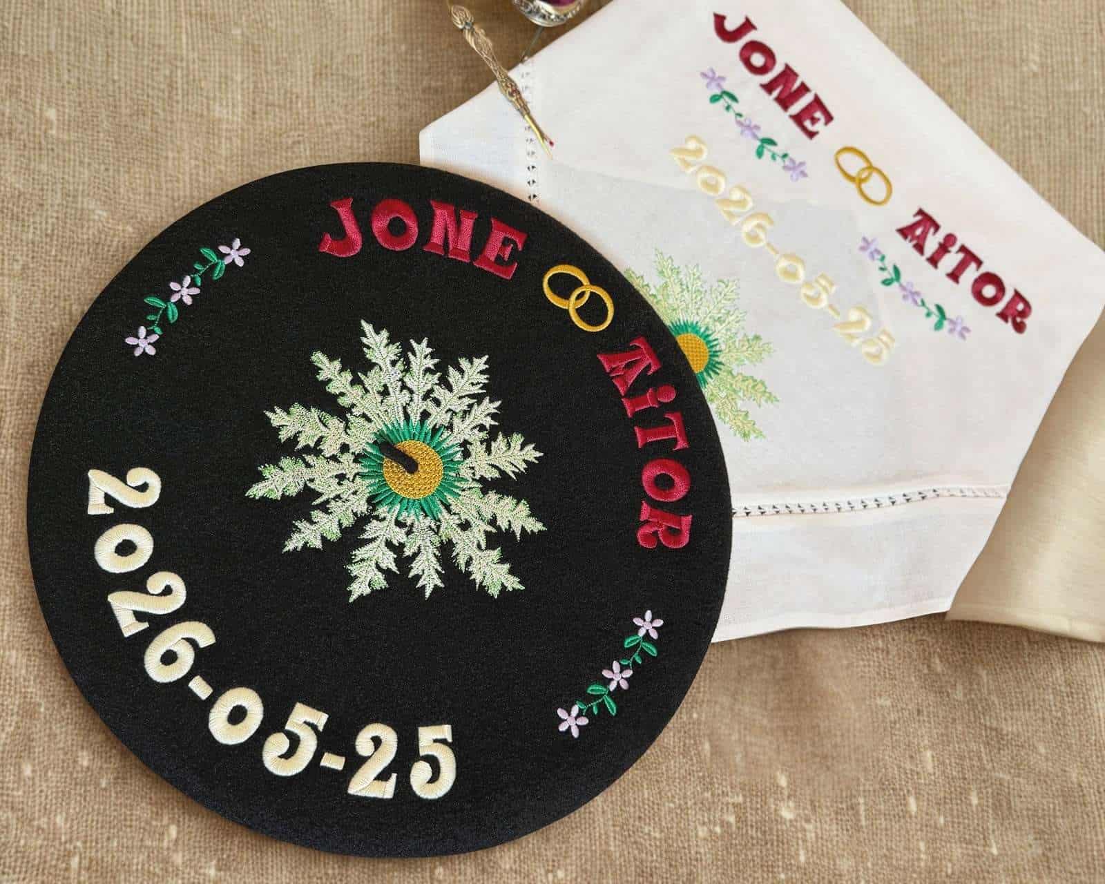 Txapela para novio bordada personalizada conjuntada con pañuelo bordado para la novia