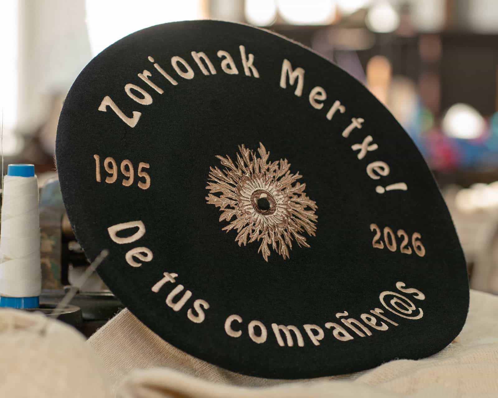 Txapela personalizada mediante bordado para regalo de jubilación por parte de los compañeros de trabajo