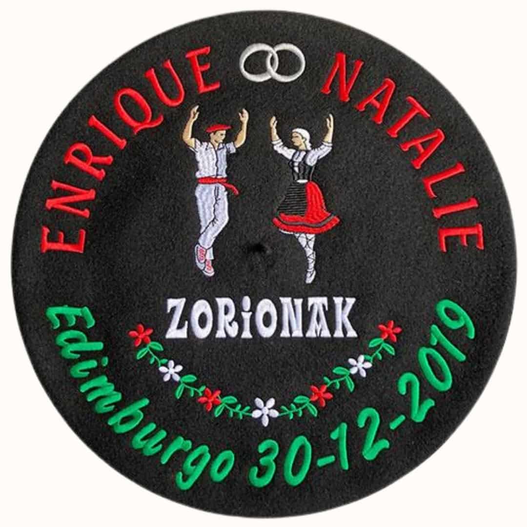 Txapela boda personalizada con bordado en hilos color tradicional vasco verde, rojo y blanco con símbolos, nombres y fecha