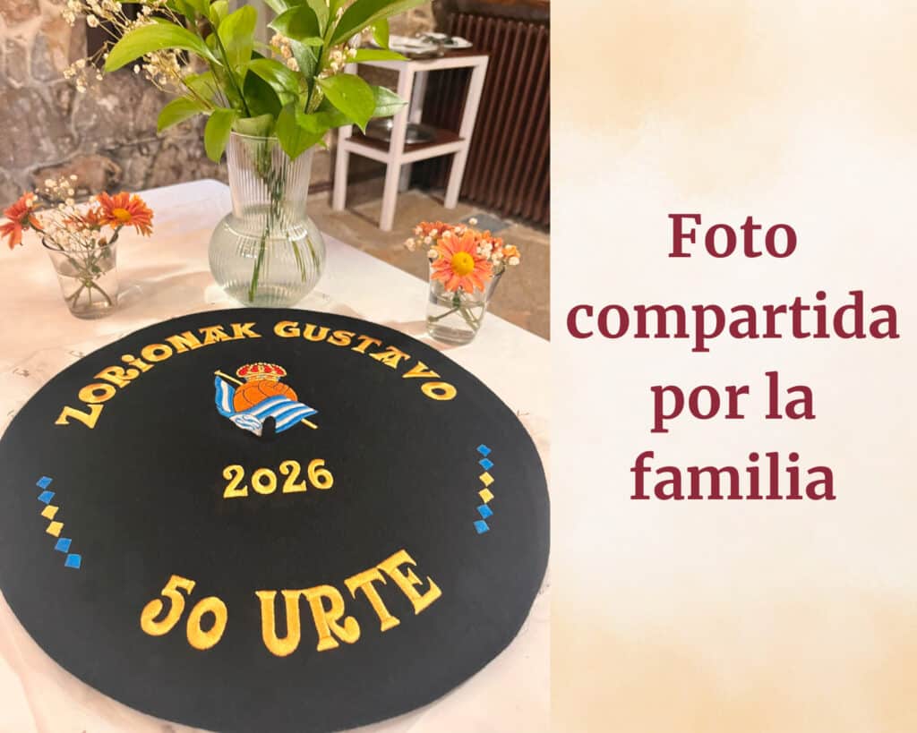 txapela-bordada-para-boda Txapela personalizada para 50 cumpleaños fotografiada por la familia tras recibir el encargo