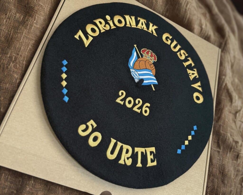 txapela-bordada-para-boda Txapela personalizada sobre paño Boinas Elósegui con el escudo de la Real Sociedad para el 50 cumpleaños de Gustavo