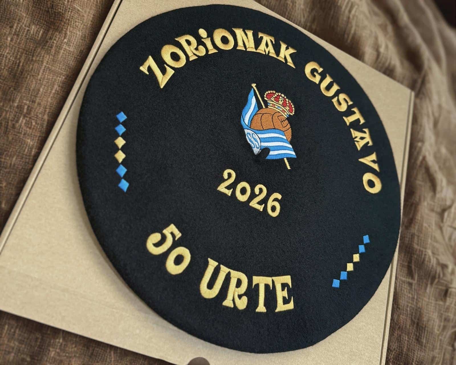 Txapela personalizada sobre paño Boinas Elósegui con el escudo de la Real Sociedad para el 50 cumpleaños de Gustavo