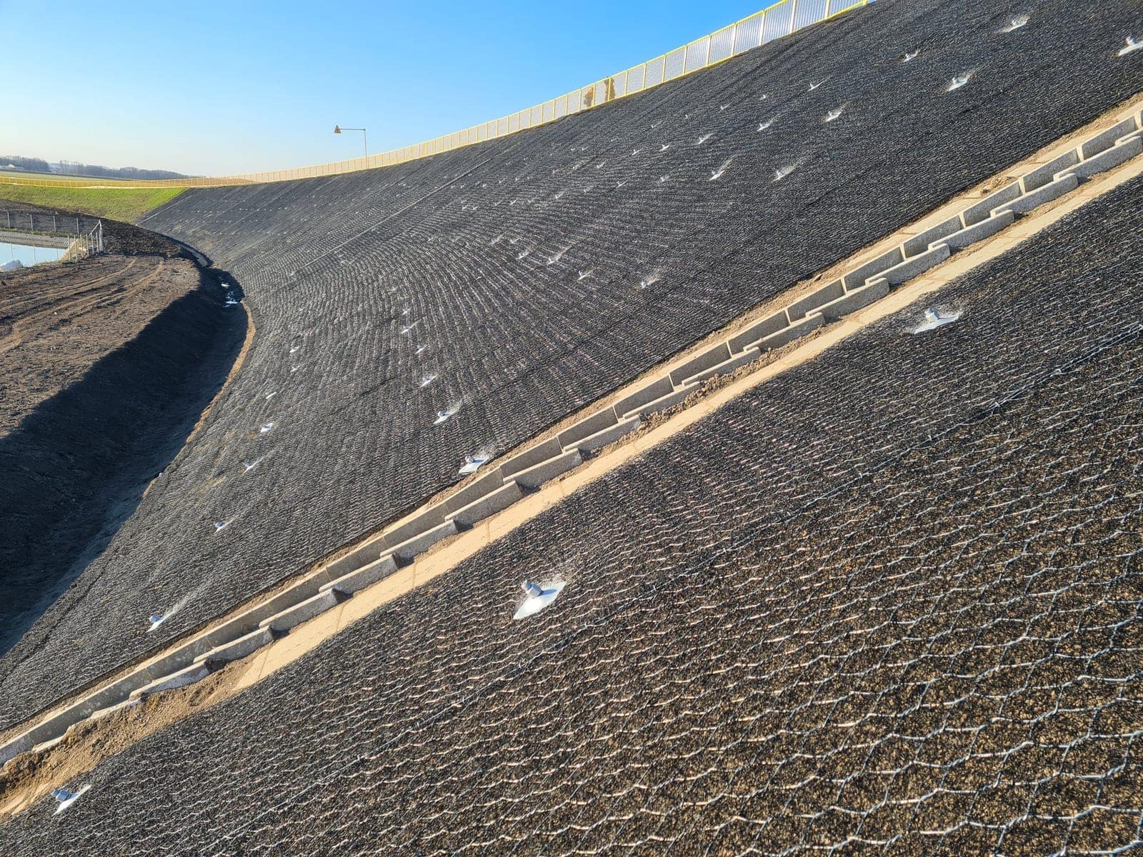 Montaż siatki stalowej na skarpie gruntowej