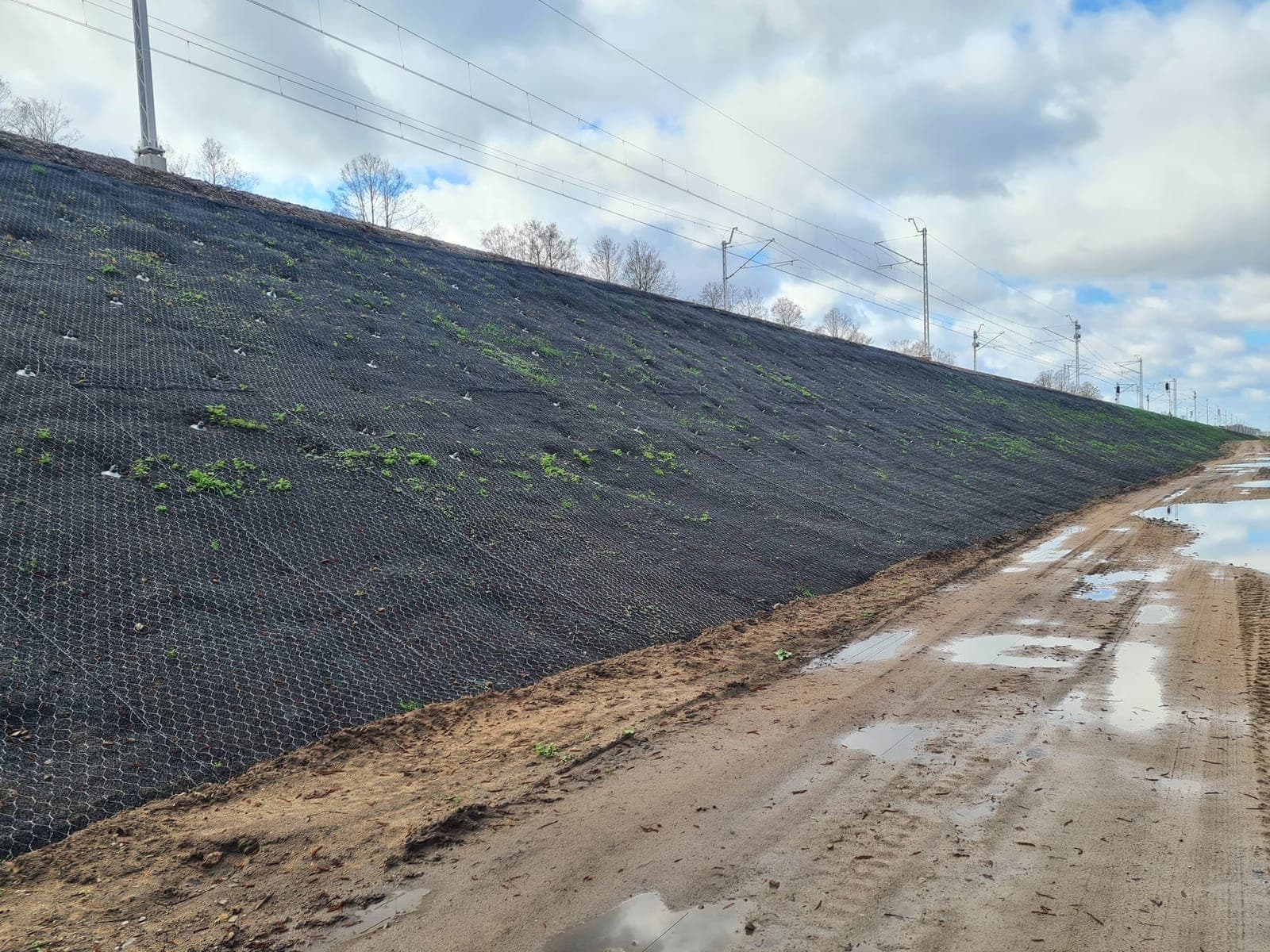 Montaż maty antyerozyjnej na zboczu