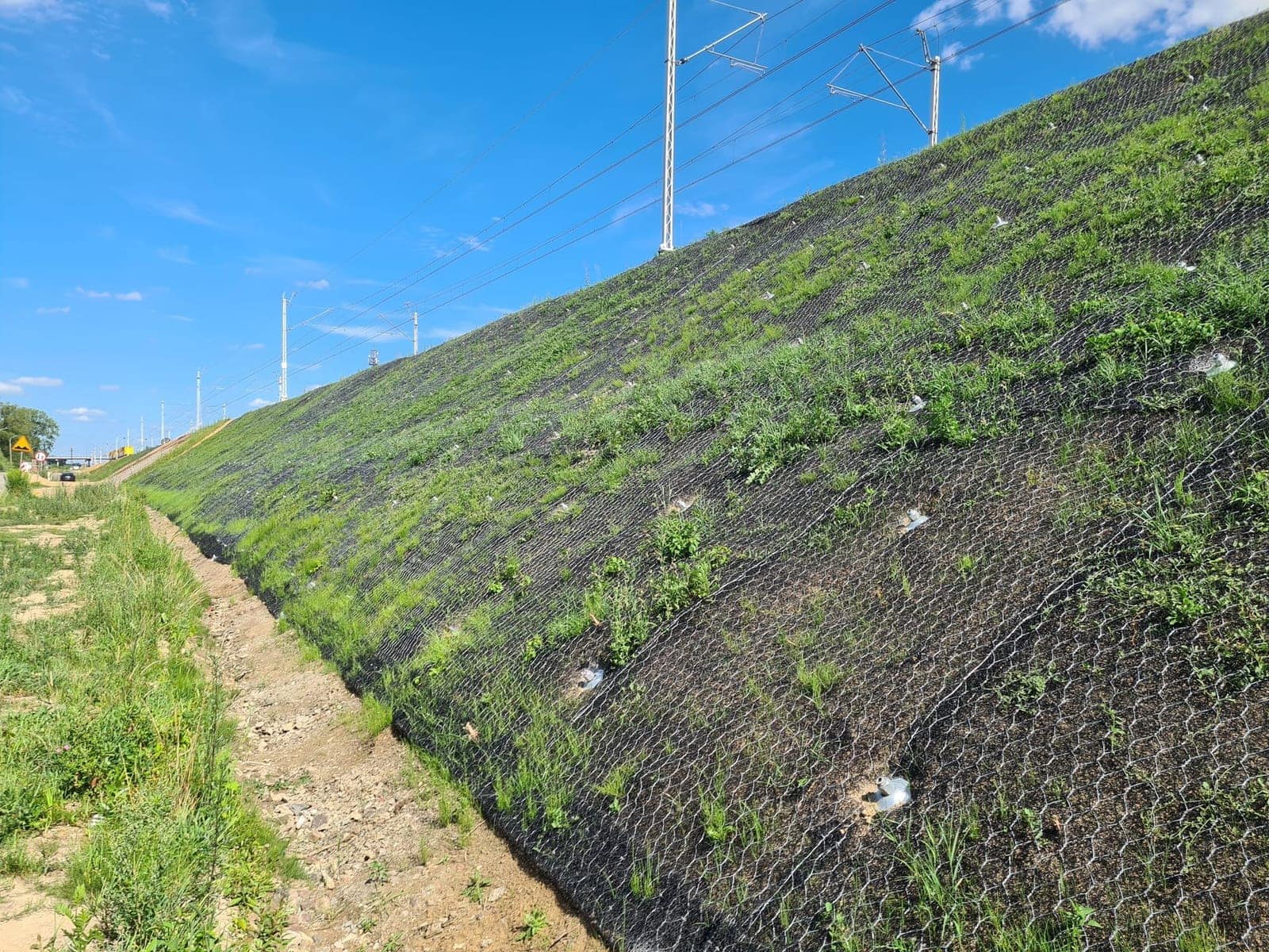 Siatka stalowa na skarpie — widok z góry