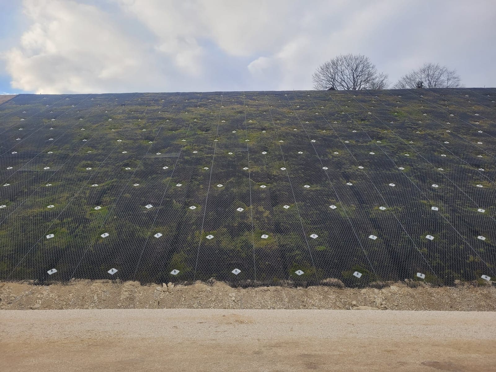 Prace montażowe siatki zabezpieczającej skarpę