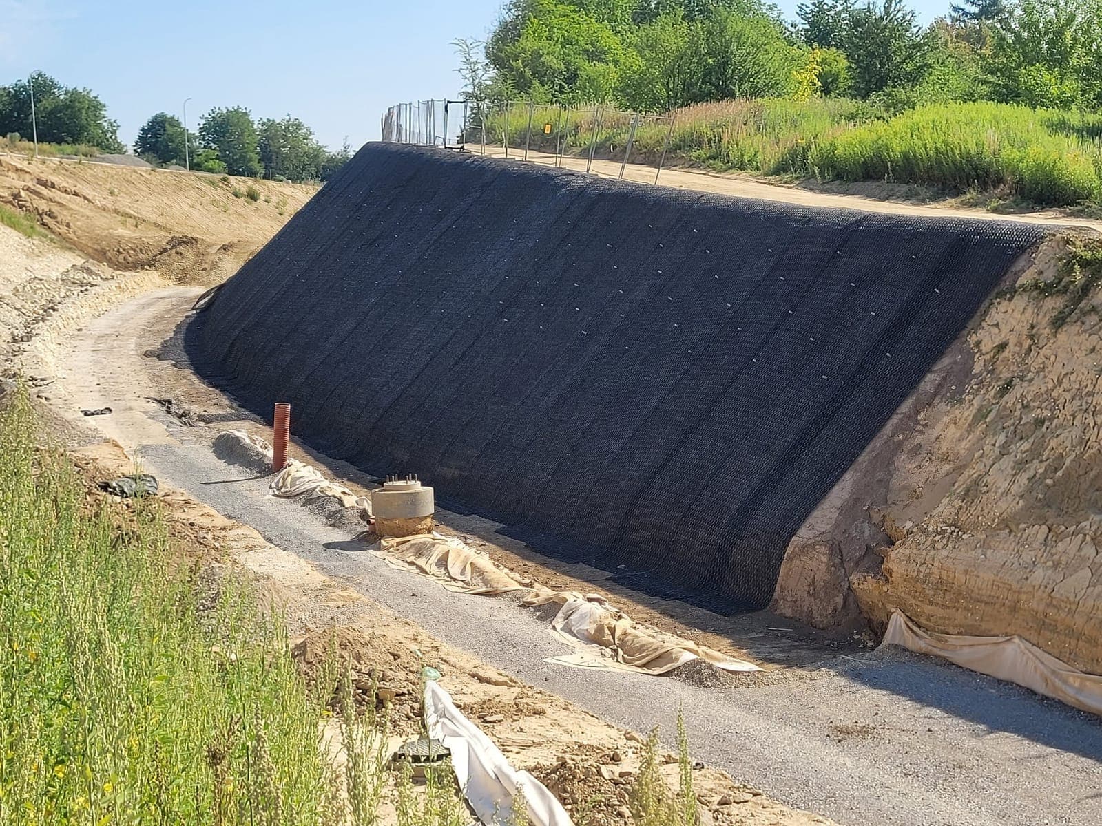 Zamocowanie siatki stalowej przy robotach ziemnych