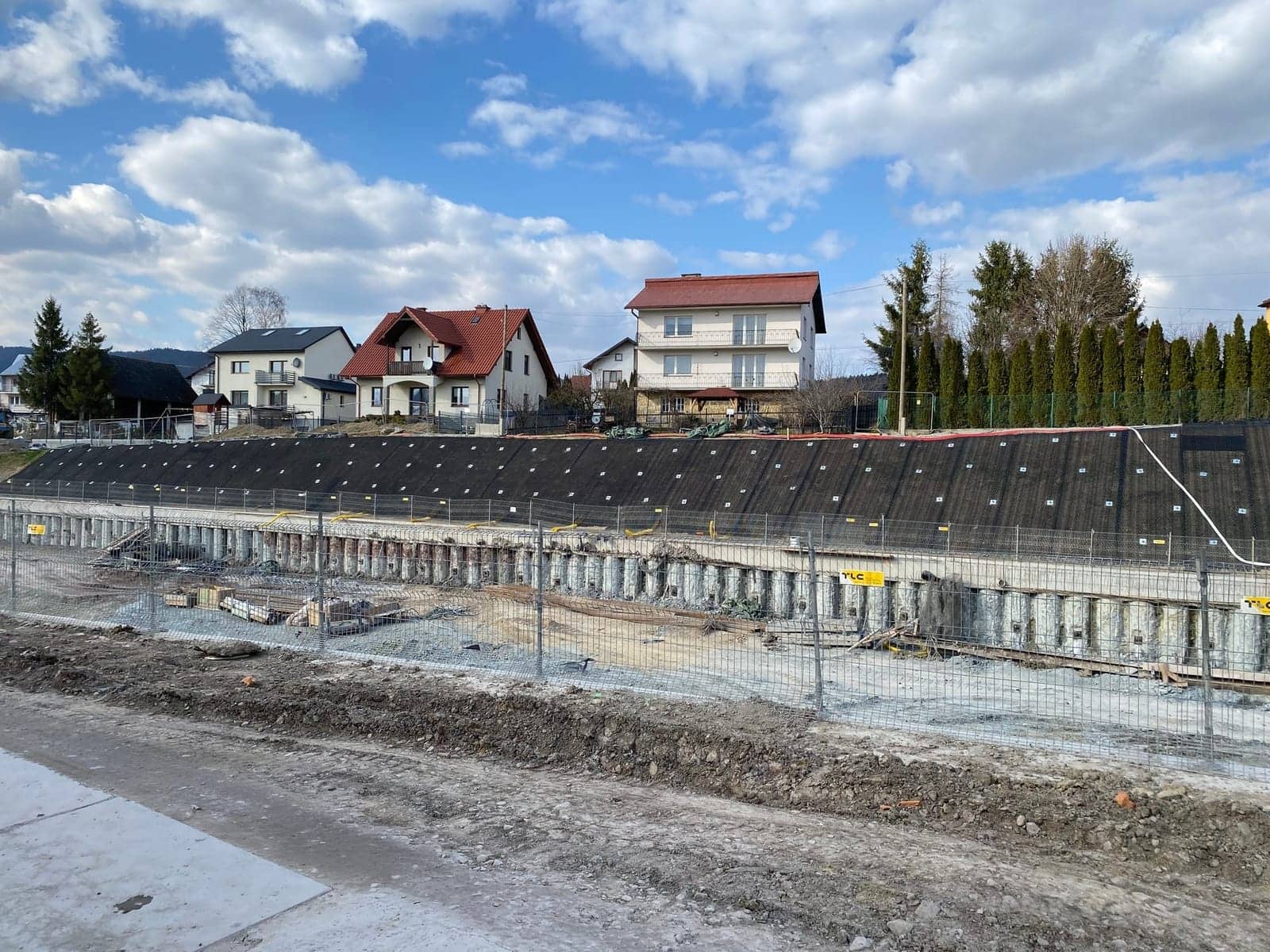 Gotowe zabezpieczenie skarpy siatką i matą