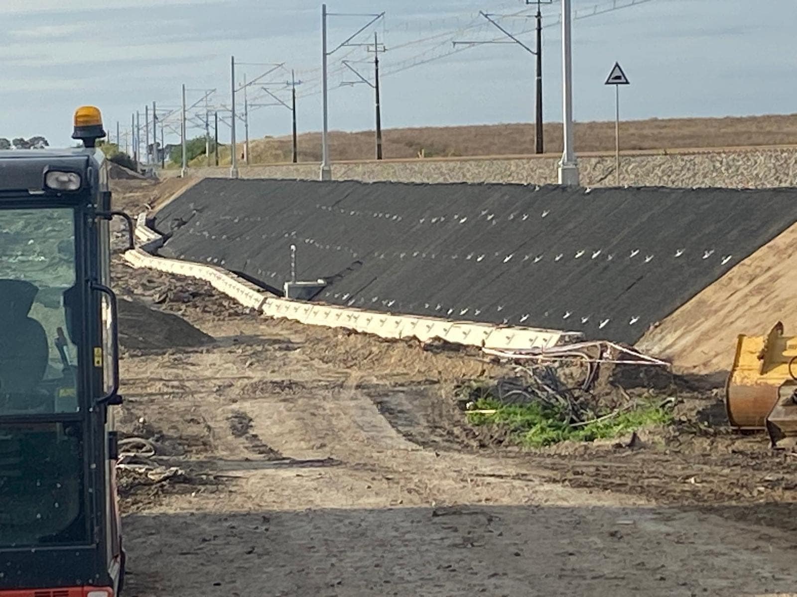 Montaż siatki stalowej przy inwestycji infrastrukturalnej