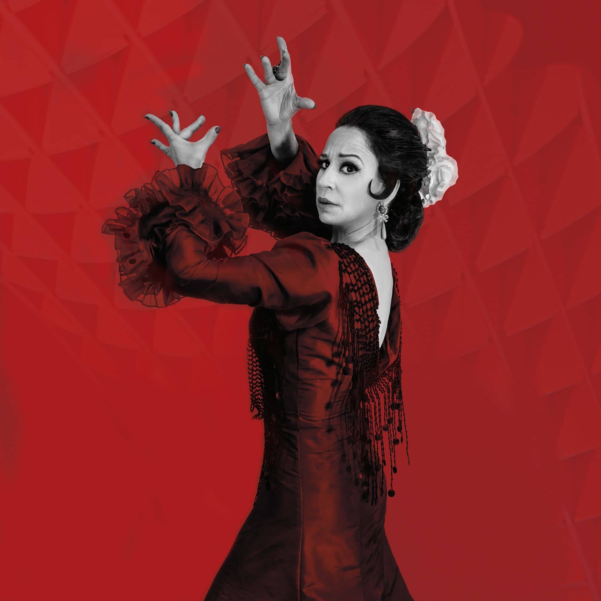 Sandra Guerrero La Negra bailando flamenco con bata de cola, directora artística del Tablao Flamenco Las Setas en Sevilla