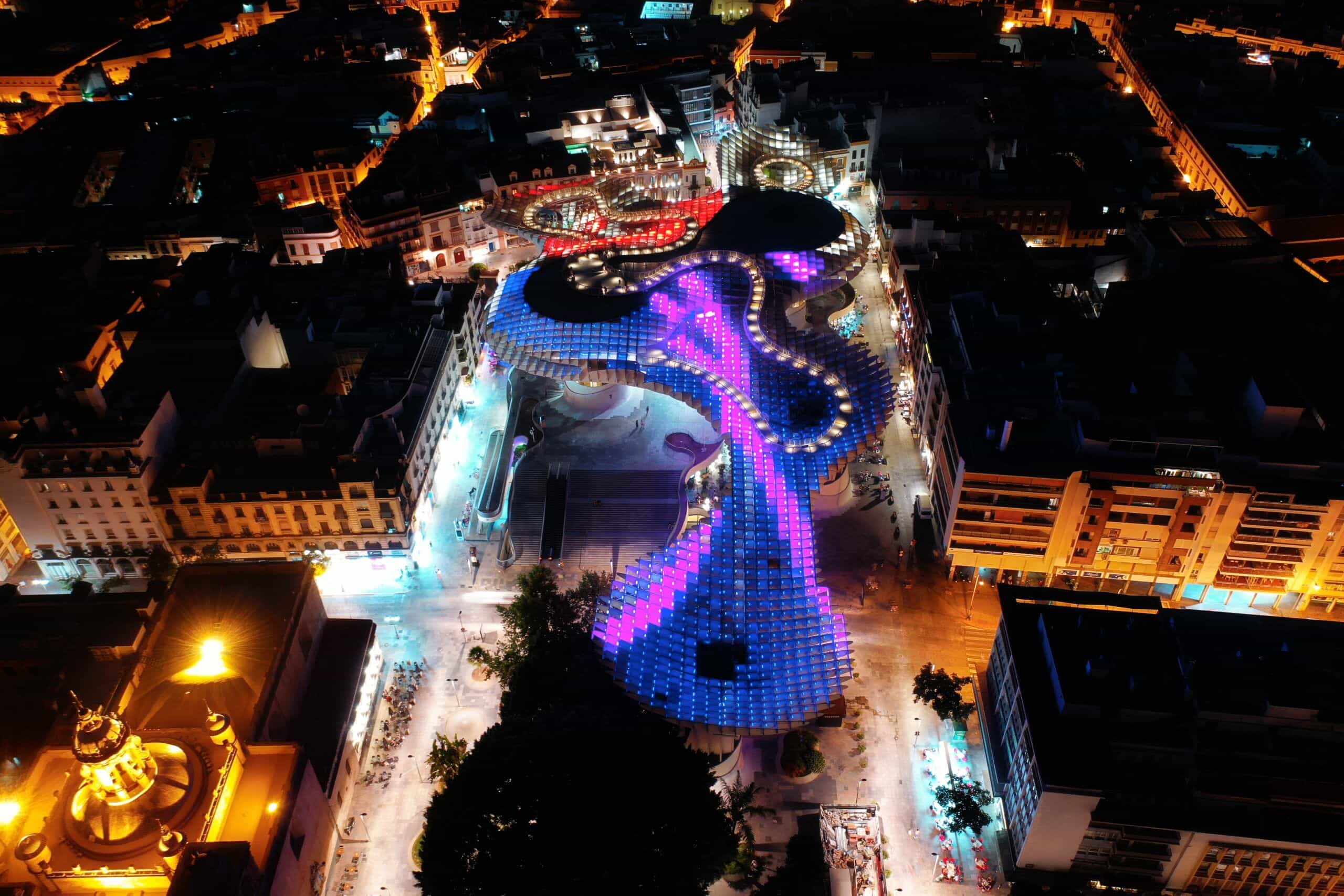 Las Setas de Sevilla, Metropol Parasol iluminado de noche en la Plaza de la Encarnación