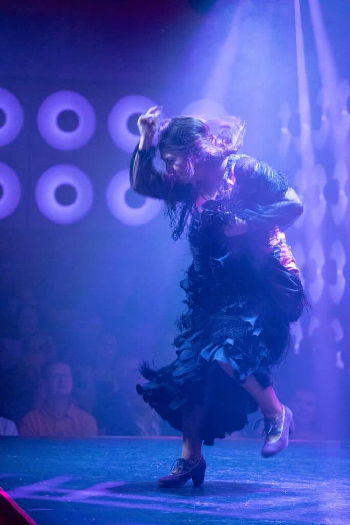 Mejor tablao Sevilla con bailaora en escenario iluminado