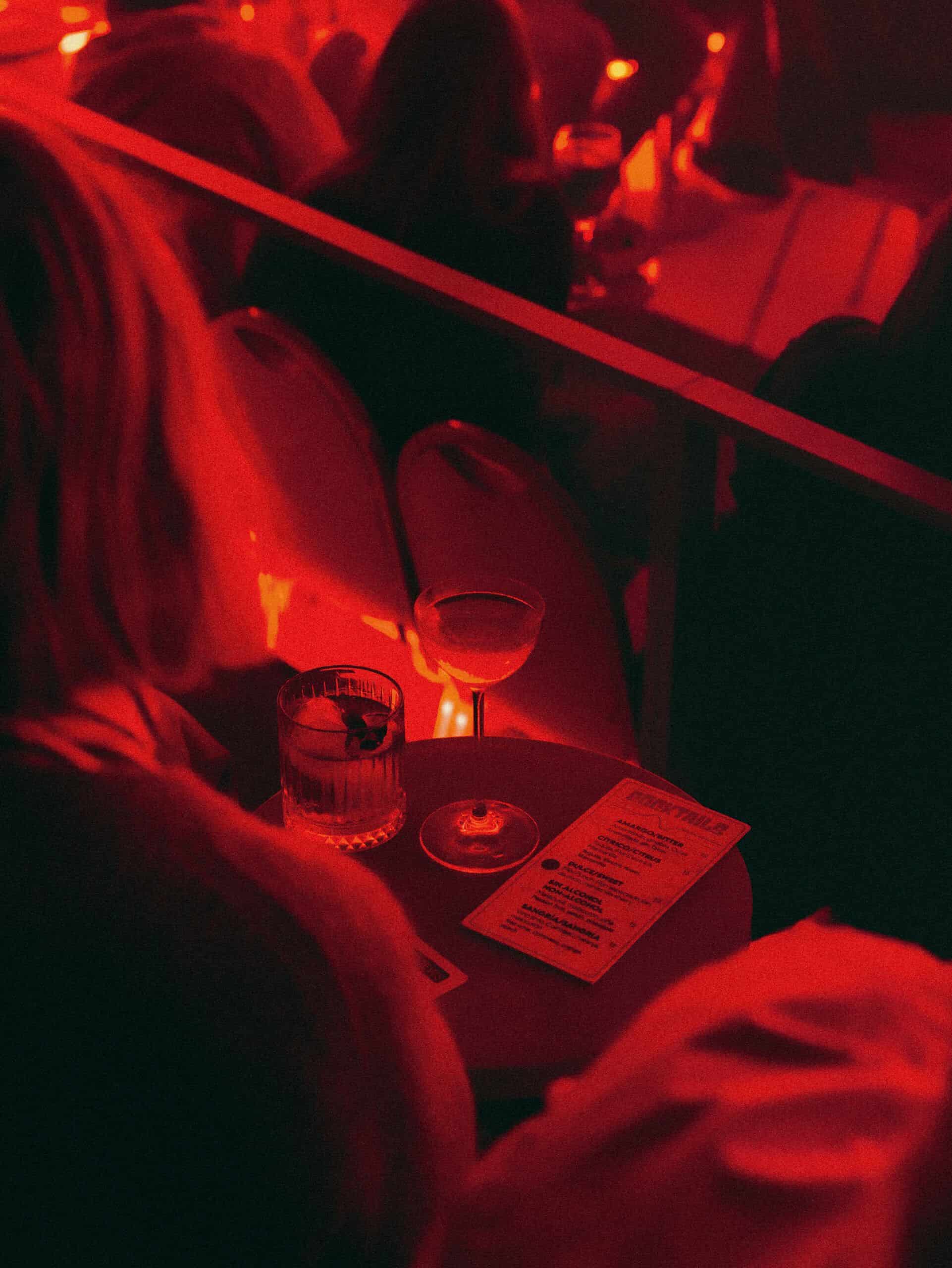 Cóctel y carta en mesa del Tablao Flamenco Las Setas, Sevilla, ambiente íntimo