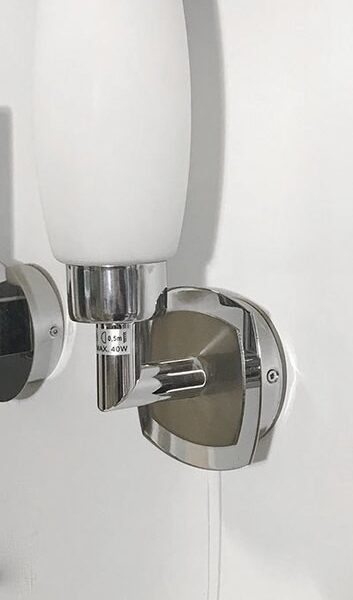 Seinävalaisin opaalilasilla ja katkaisijalla