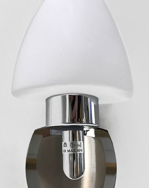 Seinävalaisin opaalilasilla ja katkaisijalla