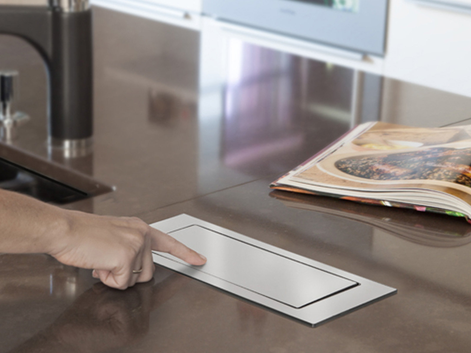 Musta VOLTTI -pistorasia - Image 5