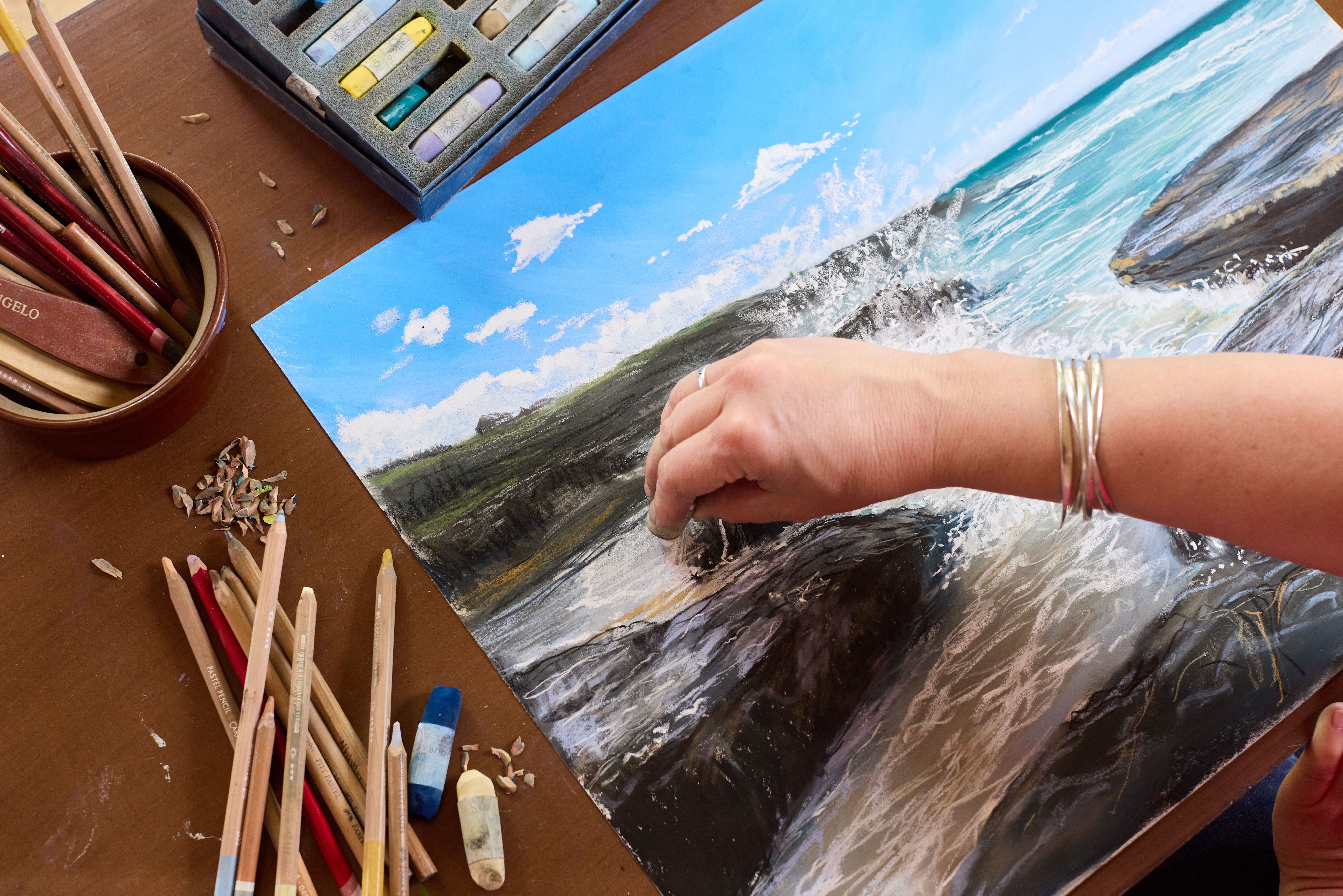 Nina Squire painting in pastel a seascape with waves