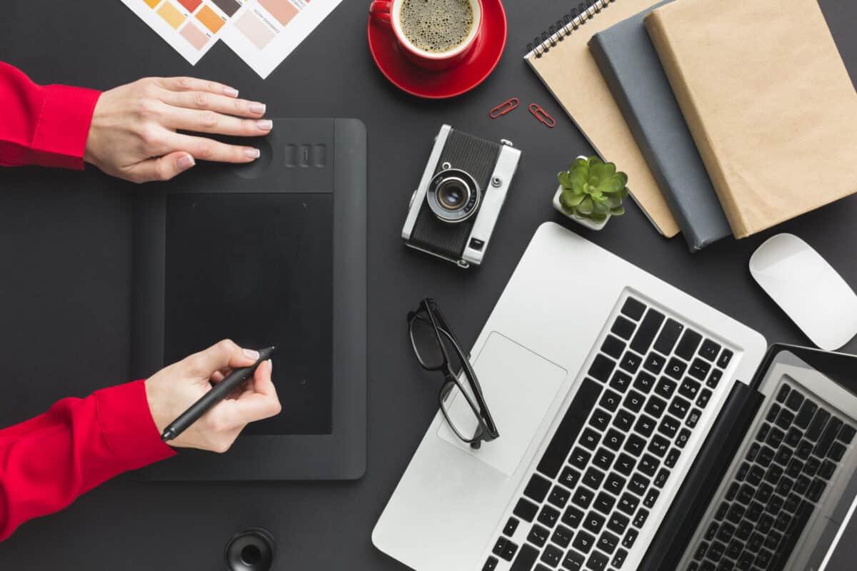 top-view-drawing-pad-desk-with-laptop