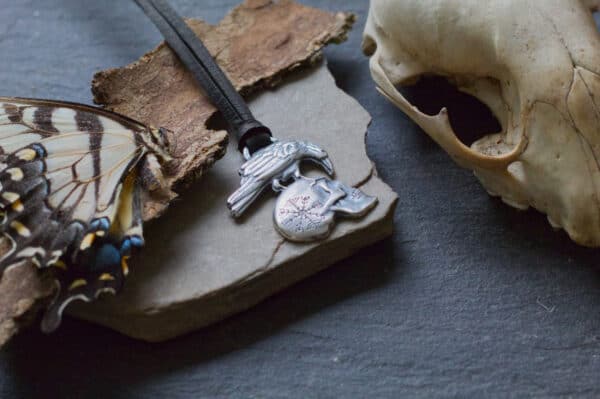 Veldismagn Raven Skull Pendant
