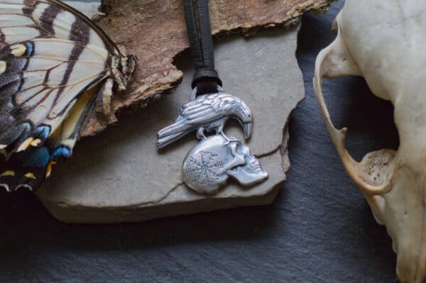 Veldismagn Raven Skull Pendant