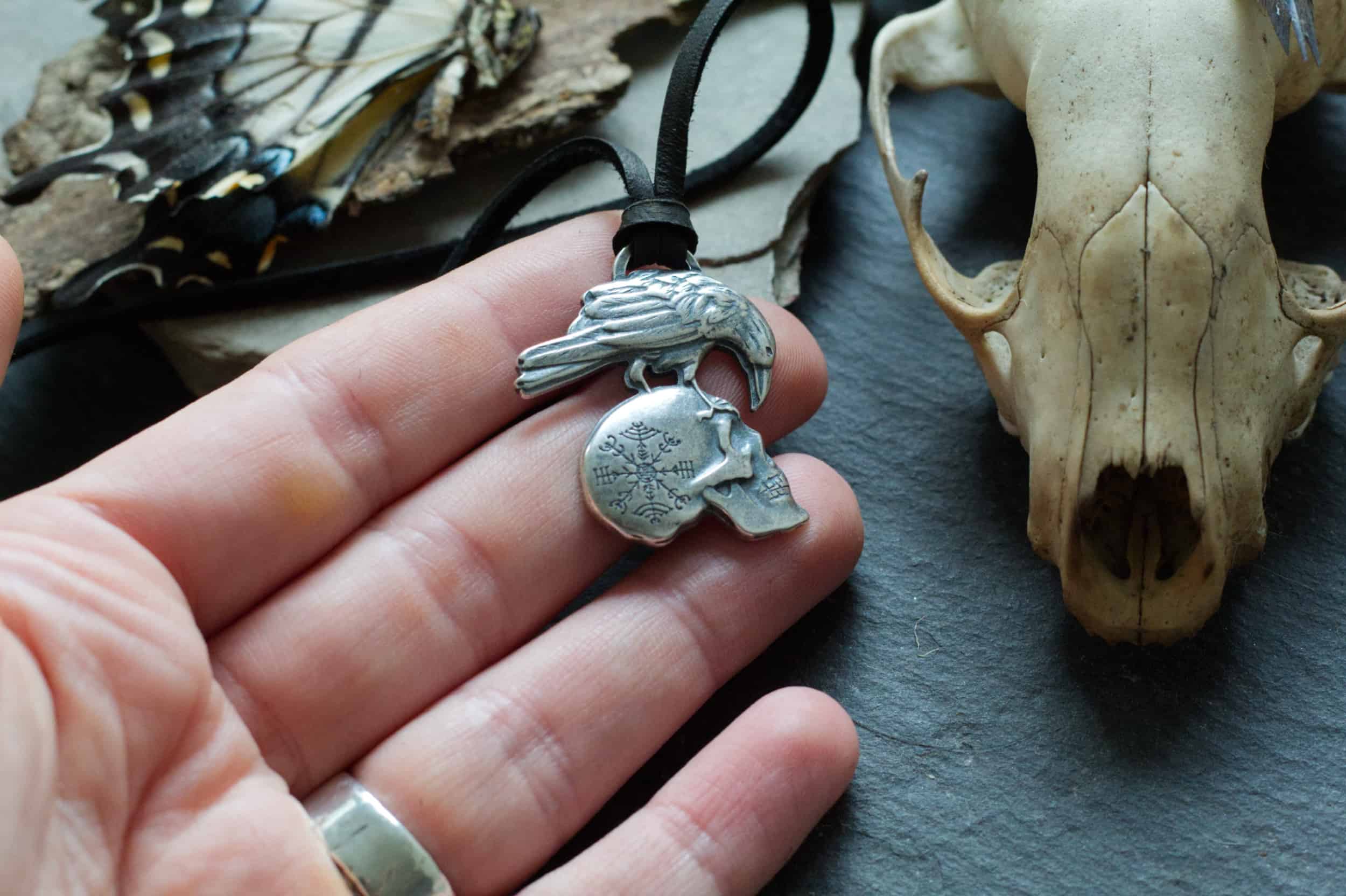 Veldismagn Raven Skull Pendant